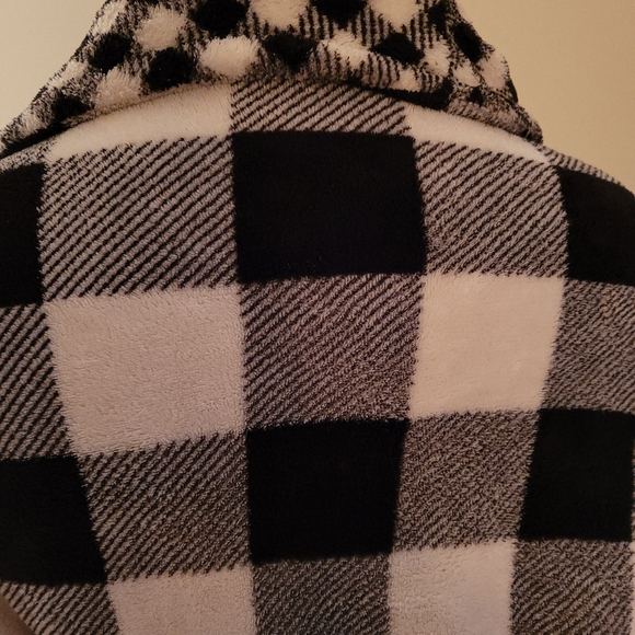 Martha Stewart Buffalo Check Black and White Fleece Robe One Size Fits Most - Picture 4 of 7